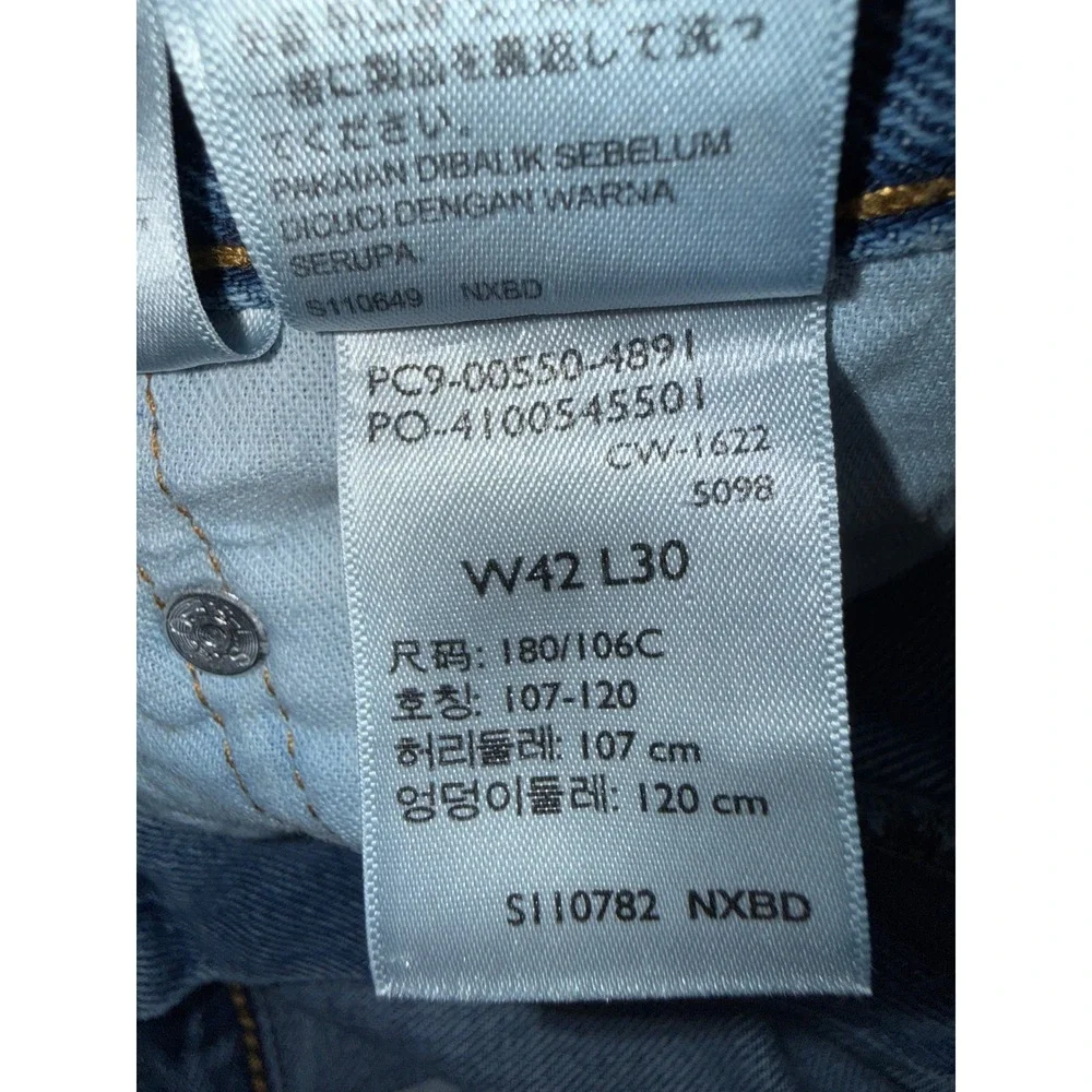 Levi's 550 Relaxed Fit Jeans Mens 42x30 Medium‎ Wash Blue Denim (Spot on Leg)